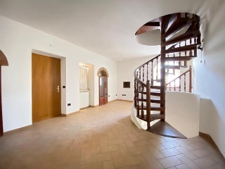 zoom immagine (Casa singola 120 mq, soggiorno, 3 camere, zona Capocavallo)