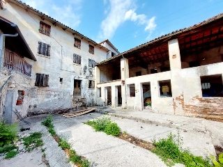 zoom immagine (Rustico 525 mq, soggiorno, 4 camere, zona Solagna - Centro)