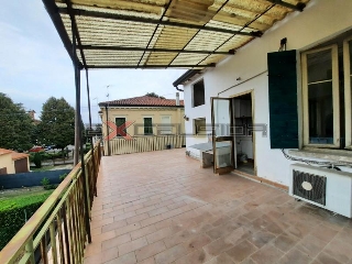 zoom immagine (Palazzo 214 mq, soggiorno, 2 camere, zona Pegolotte)