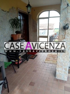 zoom immagine (Villa 600 mq, soggiorno, 3 camere, zona Montegaldella)