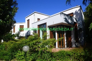 zoom immagine (Villa 550 mq, soggiorno, 9 camere, zona Mestre)