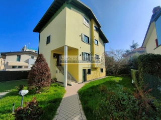 zoom immagine (Villa 320 mq, soggiorno, 5 camere, zona Desenzano del Garda - Centro)