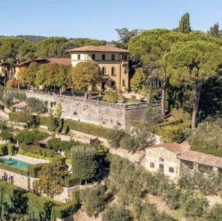 zoom immagine (Villa 1500 mq, soggiorno, 13 camere, zona Greve in Chianti)