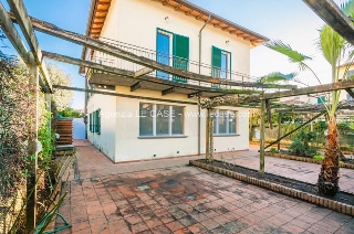 zoom immagine (Villa 250 mq, soggiorno, 6 camere, zona Marina di Pietrasanta)