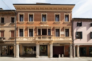 zoom immagine (Palazzo 475 mq, soggiorno, 10 camere, zona Piove di Sacco - Centro)