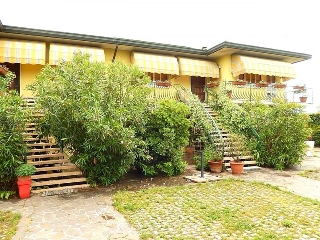 zoom immagine (Casa singola 350 mq, soggiorno, 10 camere, zona Villa del Bosco)