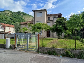 zoom immagine (Casa singola 300 mq, soggiorno, 6 camere, zona Serravalle)