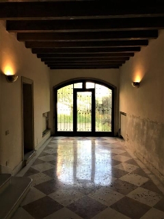 zoom immagine (Palazzo 450 mq, soggiorno, più di 3 camere, zona Prato della Valle)