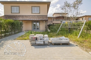 zoom immagine (Casa singola 90 mq, soggiorno, 2 camere, zona Castelnuovo)