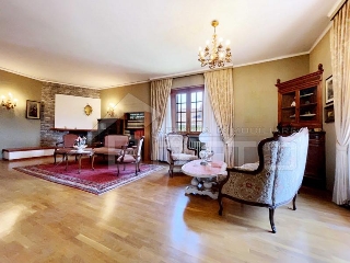 zoom immagine (Casa singola 300 mq, soggiorno, 4 camere, zona Borgosesia)