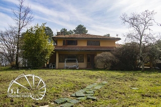 zoom immagine (Villa 400 mq, soggiorno, 3 camere, zona Schignano)