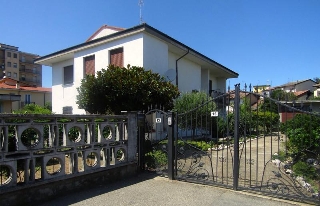 zoom immagine (Villa 335 mq, soggiorno, più di 3 camere, zona Sannazzaro Dè Burgondi)
